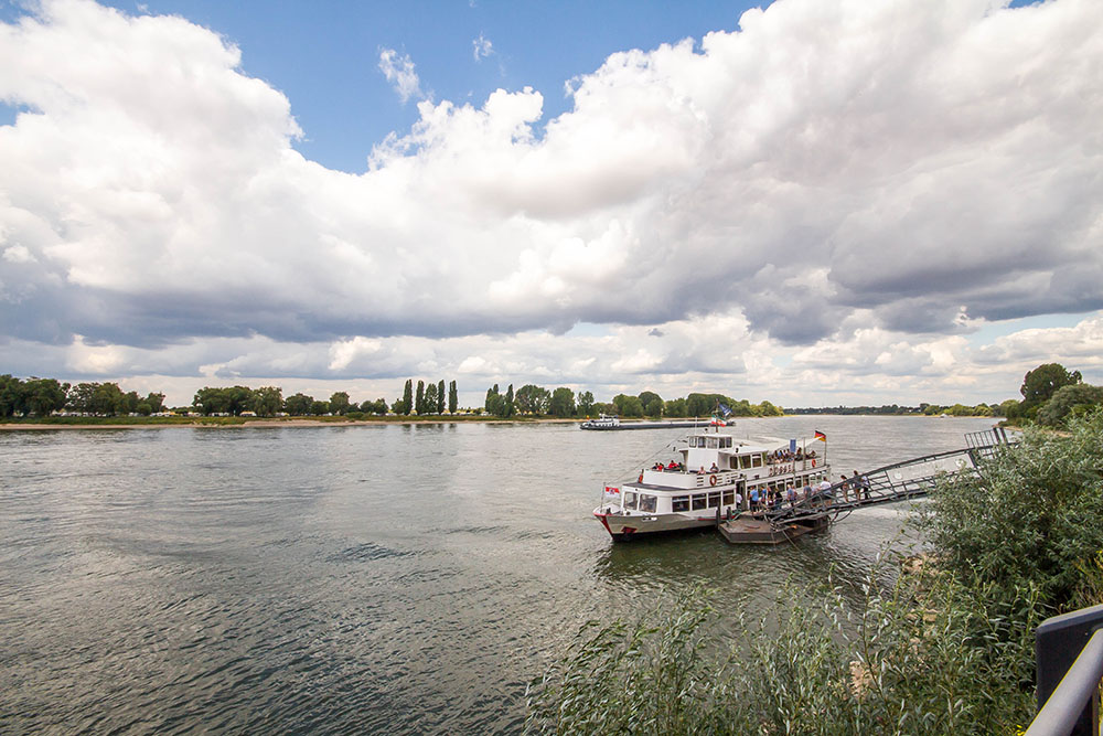 Schiffe auf dem Rhein in Kaiserswerth im Sommer